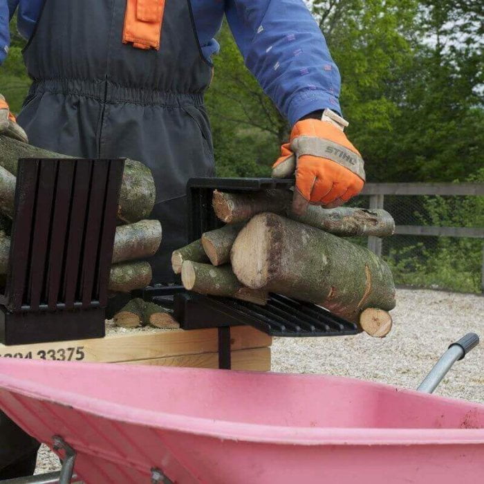 THe logs tipping out of the sawbench